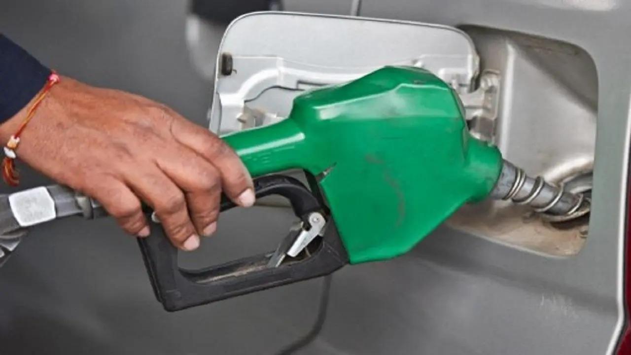 Maharashtra government slashes VAT on petrol by Rs 2.08 and diesel by Rs 1.44